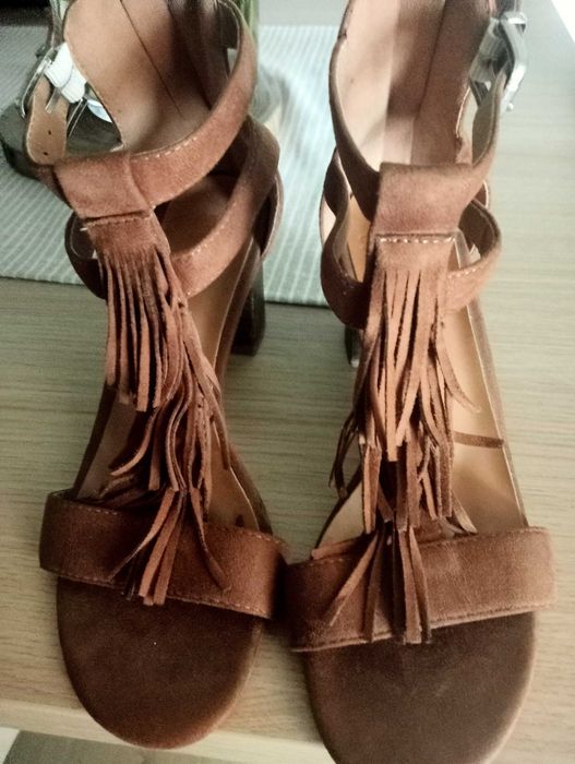 Sandálias em camurça