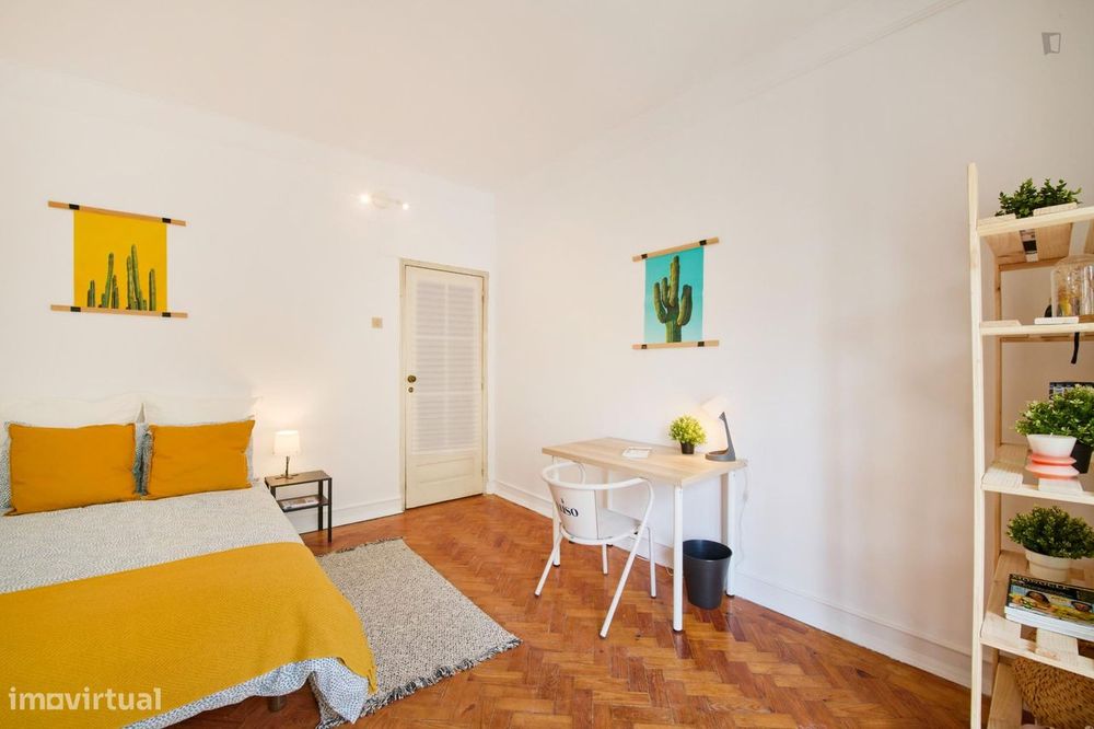 733927 - Quarto com cama de solteiro, com...