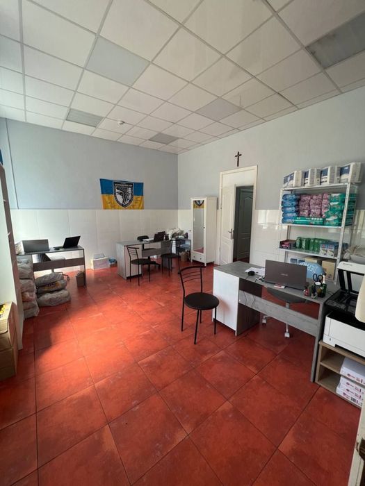 Комерційне  приміщення на жд вокзалі 215 м.кв. 100 та 115 м ка