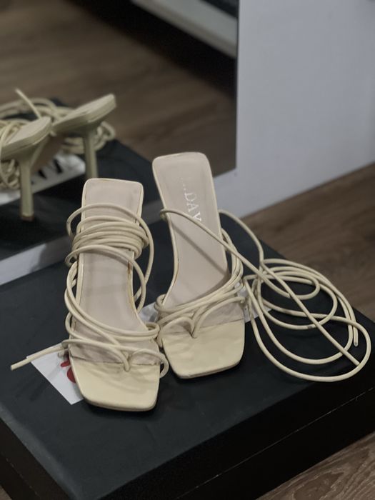 Босоніжки на завʼязках