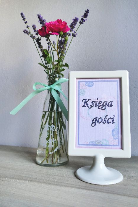 Tabliczki z numerami stołów i nie tylko
