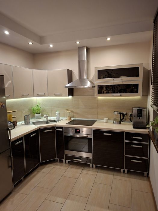 Meble kuchenne narożne+zmywarka+piekarnik i płyta+zlewozmywak+okap