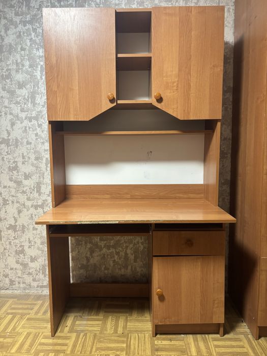 Письмовий стіл.