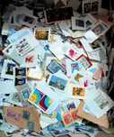 Lote 500g de selos mundiais com papel..
