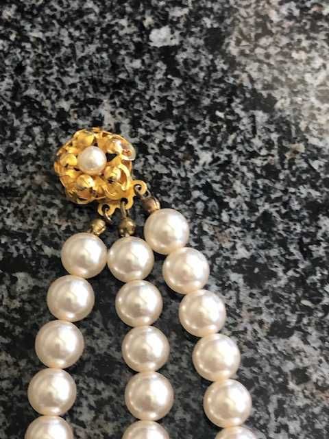 Conjunto de colar e brincos em pérolas tipo majórica e brilhantes