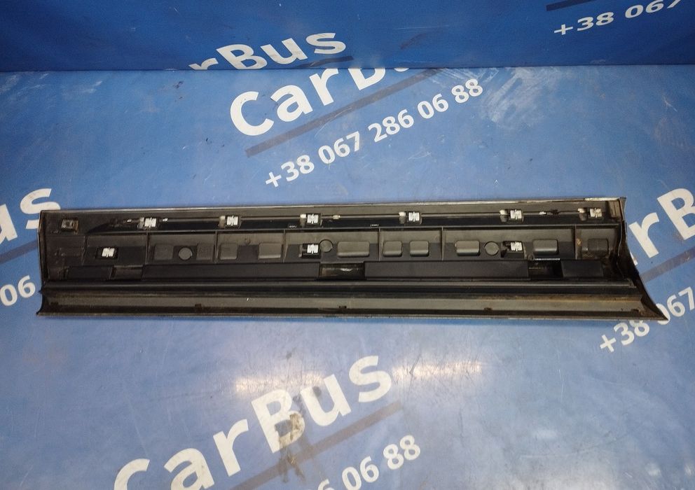 Накладка дверей правих Volkswagen Touareg FL Модлинг двери Туарег ФЛ