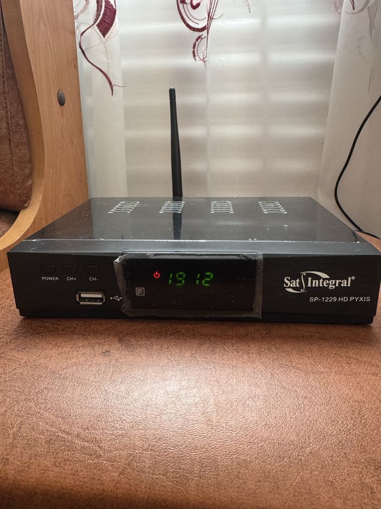 Супутниковий тюнер Sat-Integral S-1229 HD PYXIS з WI-FI антенкою