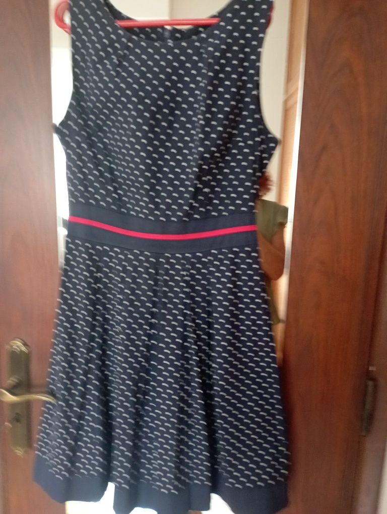Vestido azul escuro com bolinhas brancas