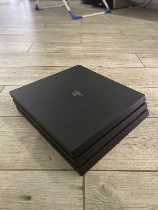 PS4 + 6 дисков + 2 джойстика (торг уместен)