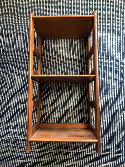 Móvel com prateleiras