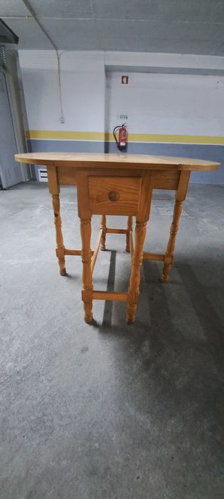 Mesa de Madeira com Duas Cadeiras