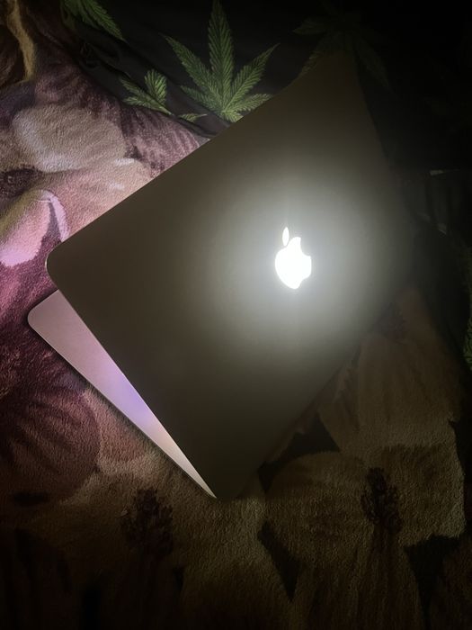 Макбук аір 2011 в харошом состояниї