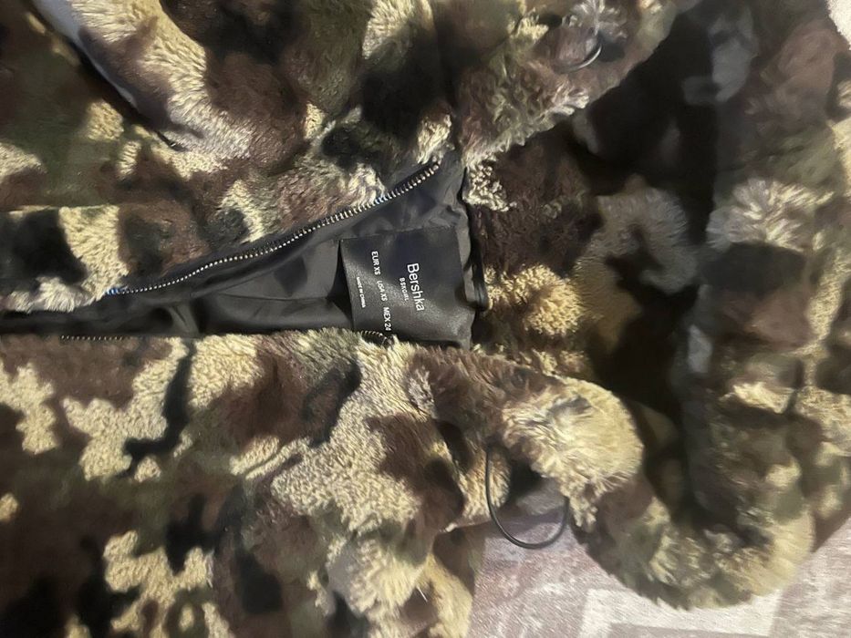 Шубка bershka мілітарі з еко-хутра , розмір ХS