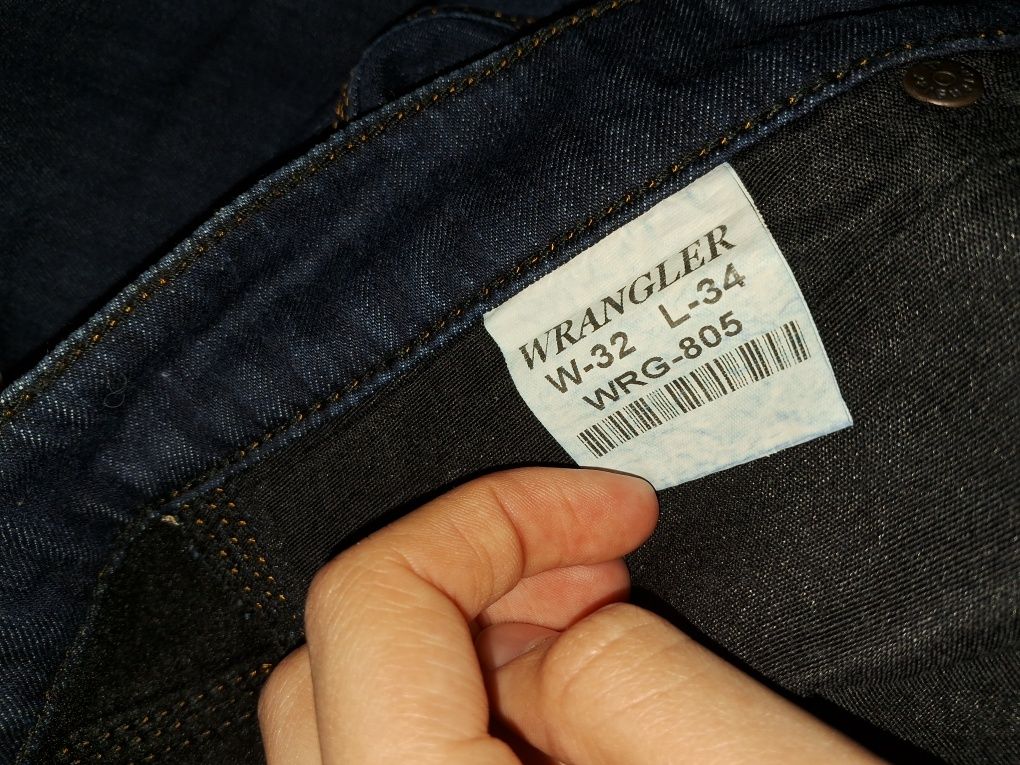 Джинси Wrangler чоловічі, розмір L, темно-сині, класичні

---

Назва о