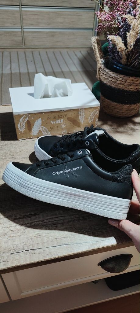 Sneakersy CK z brokatowymi elementami  39