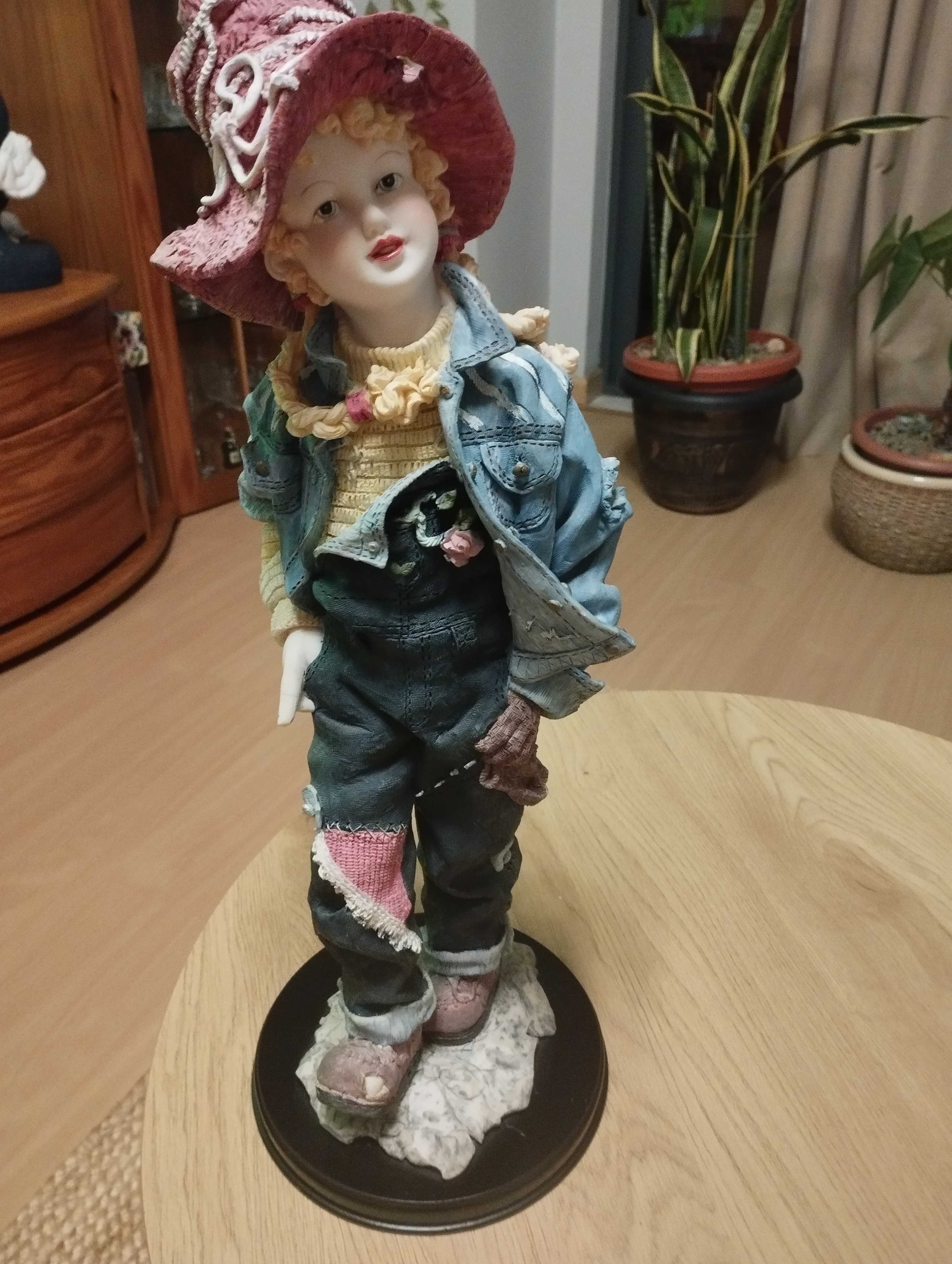 Dois bonecos com 50 cm altura.