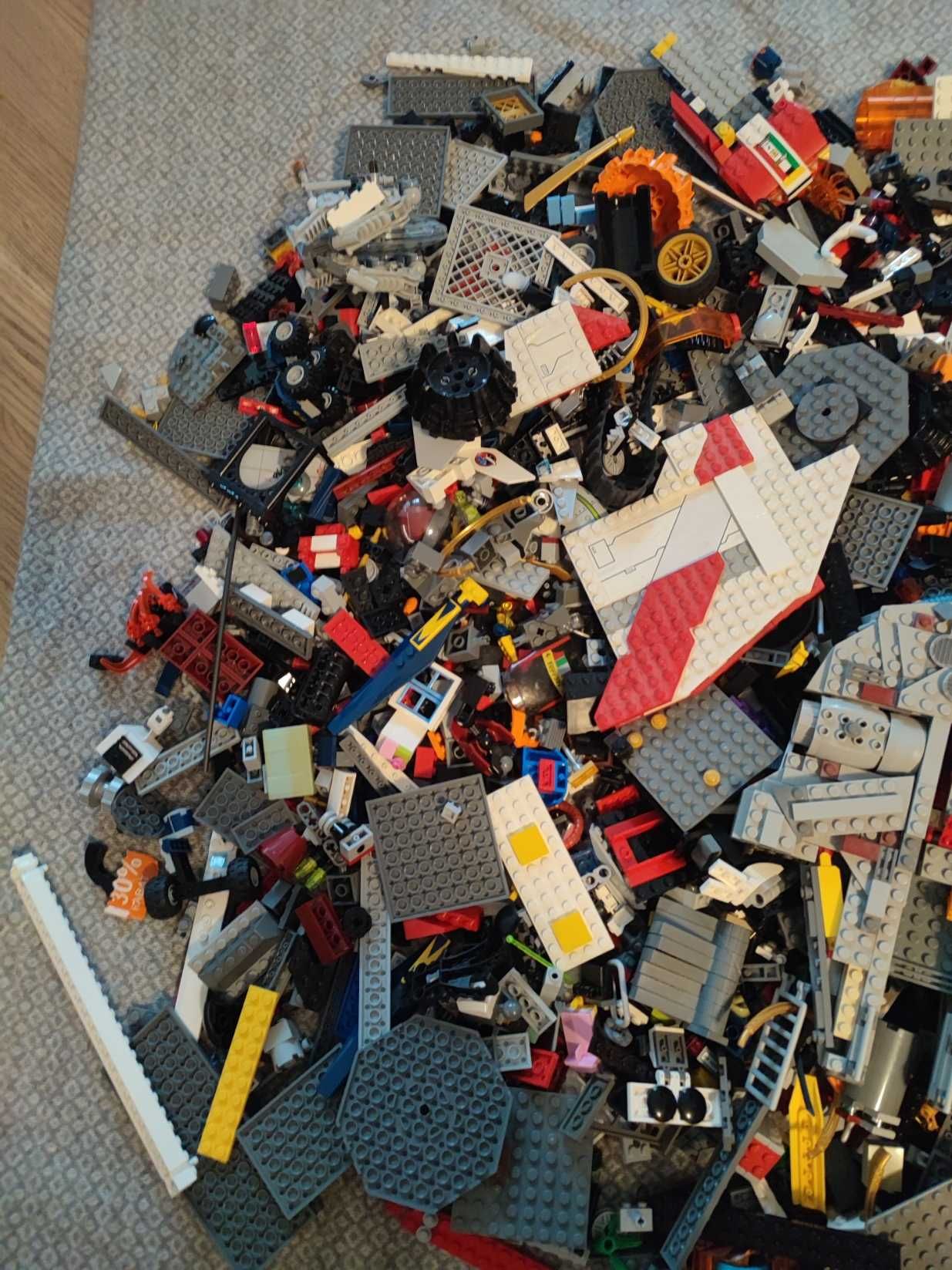 3,4 kg klocków LEGO m.in. Star Wars (sokół Milenium)