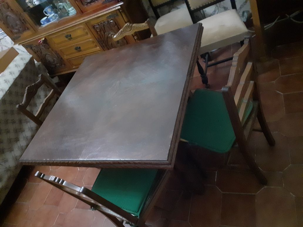 Mesa de jantar antiga e extensivel com 6 cadeiras
