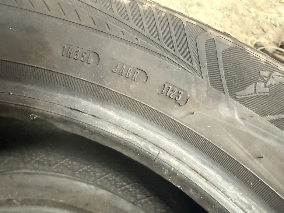 225/55/18 Goodyear Vector 2023 зимові мякі як нові