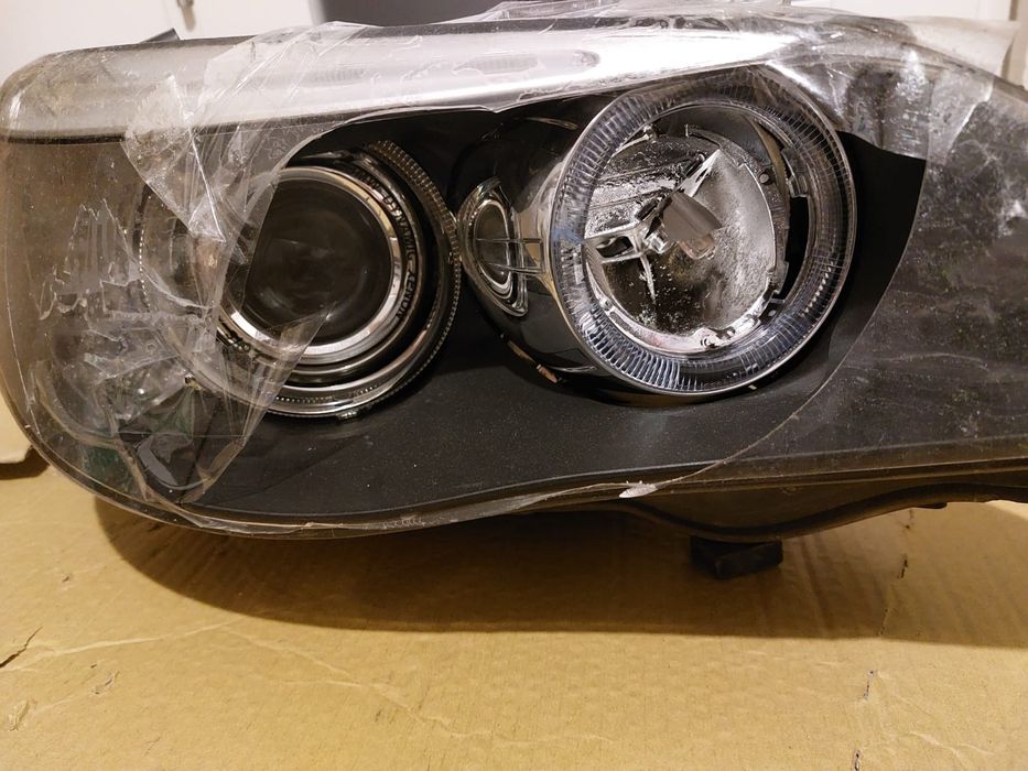 Sprzedam używaną lampę oryginalną. Uszkodzony został klosz. Jak widać.