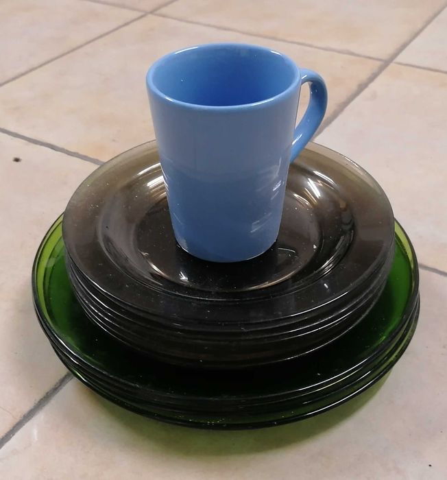 Pratos diversos e uma caneca, tudo por 5€