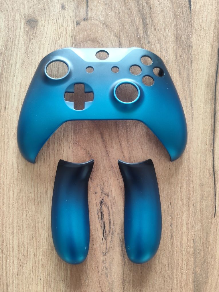Zestaw - odnowiony pad Xbox One + dodatkowe obudowy