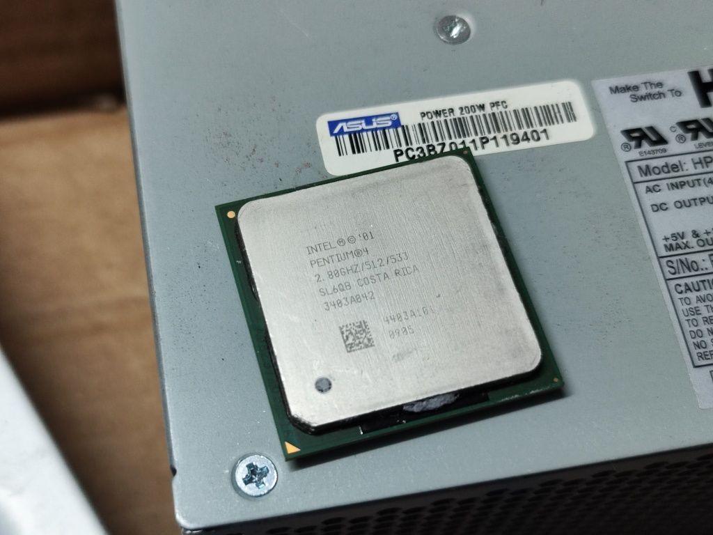 Vendo vários artigos "Lote1" Fonte 200W, Processador Pentium4..