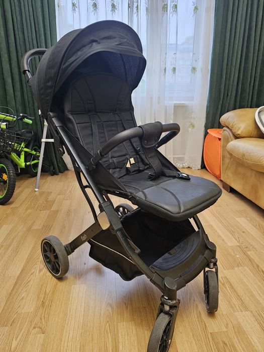 Компактна прогулянкова коляска
