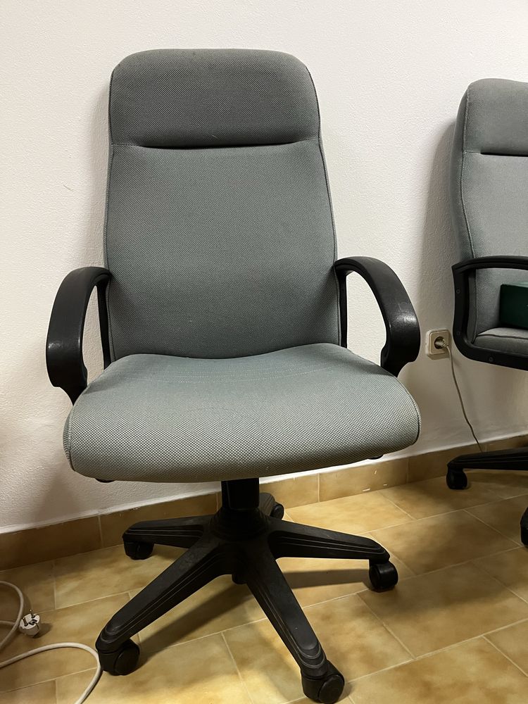 Vendo duas cadeiras de rodas de escritorio