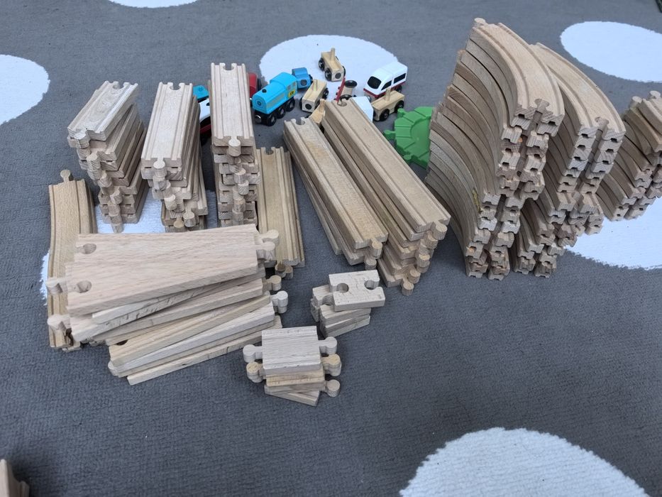 Tory drewniane wraz z akcesoriami.