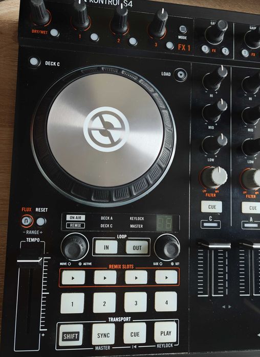 Native Instruments Traktor Kontrol S4 MK2  - stan doskonały