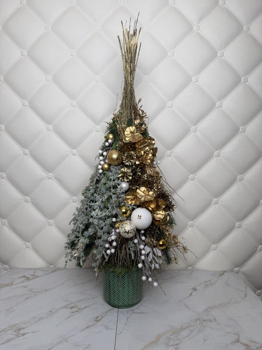 Різдвяна композиція зі штучних квітів «Новорічна ялинка»