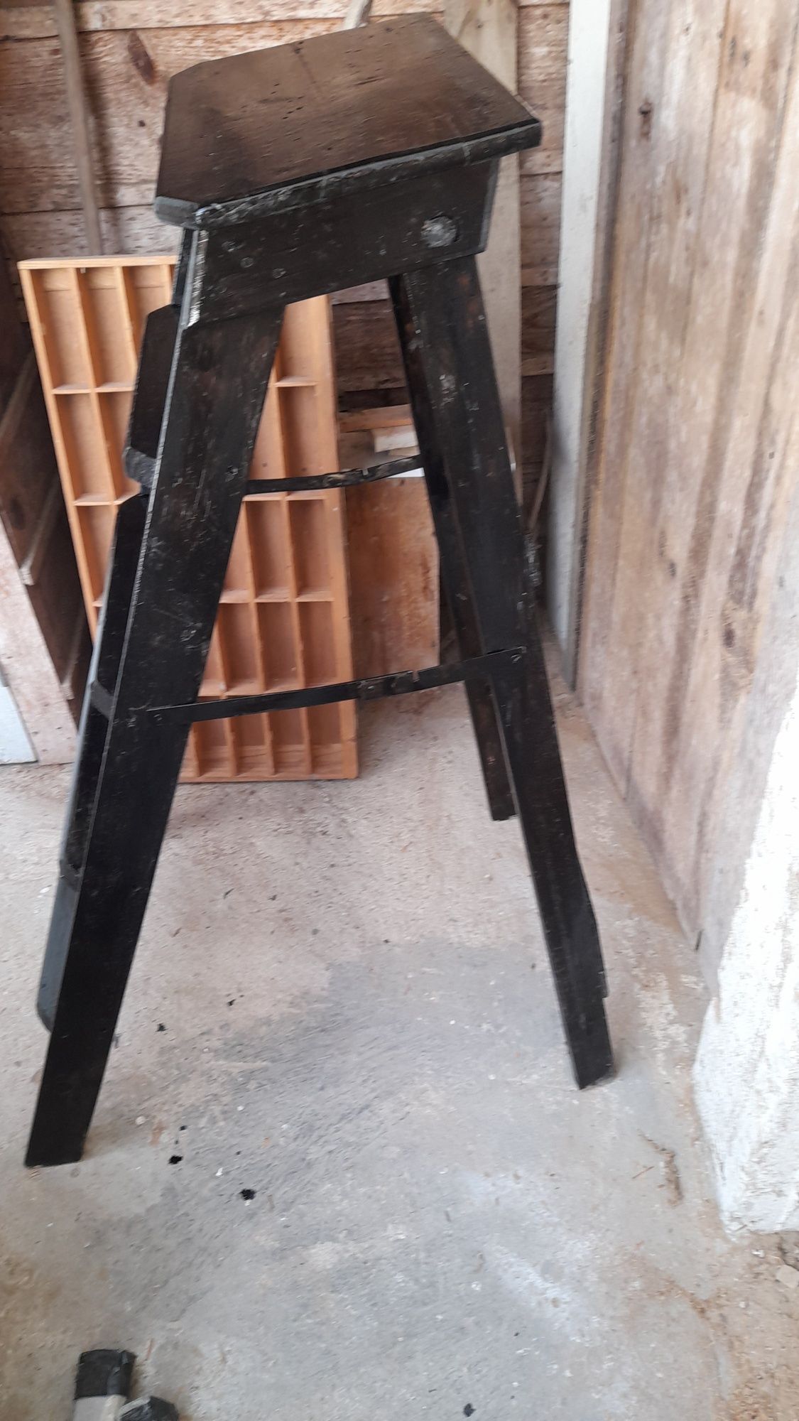 Escadote em madeira reciclado
