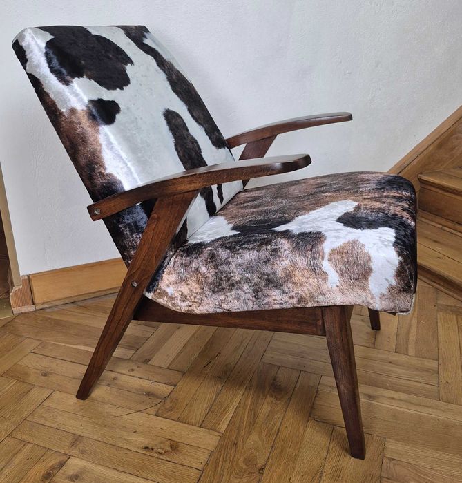 Odnowiony fotel PRL, proj. M Puchała, tapicerka "krowa", typ 300-123