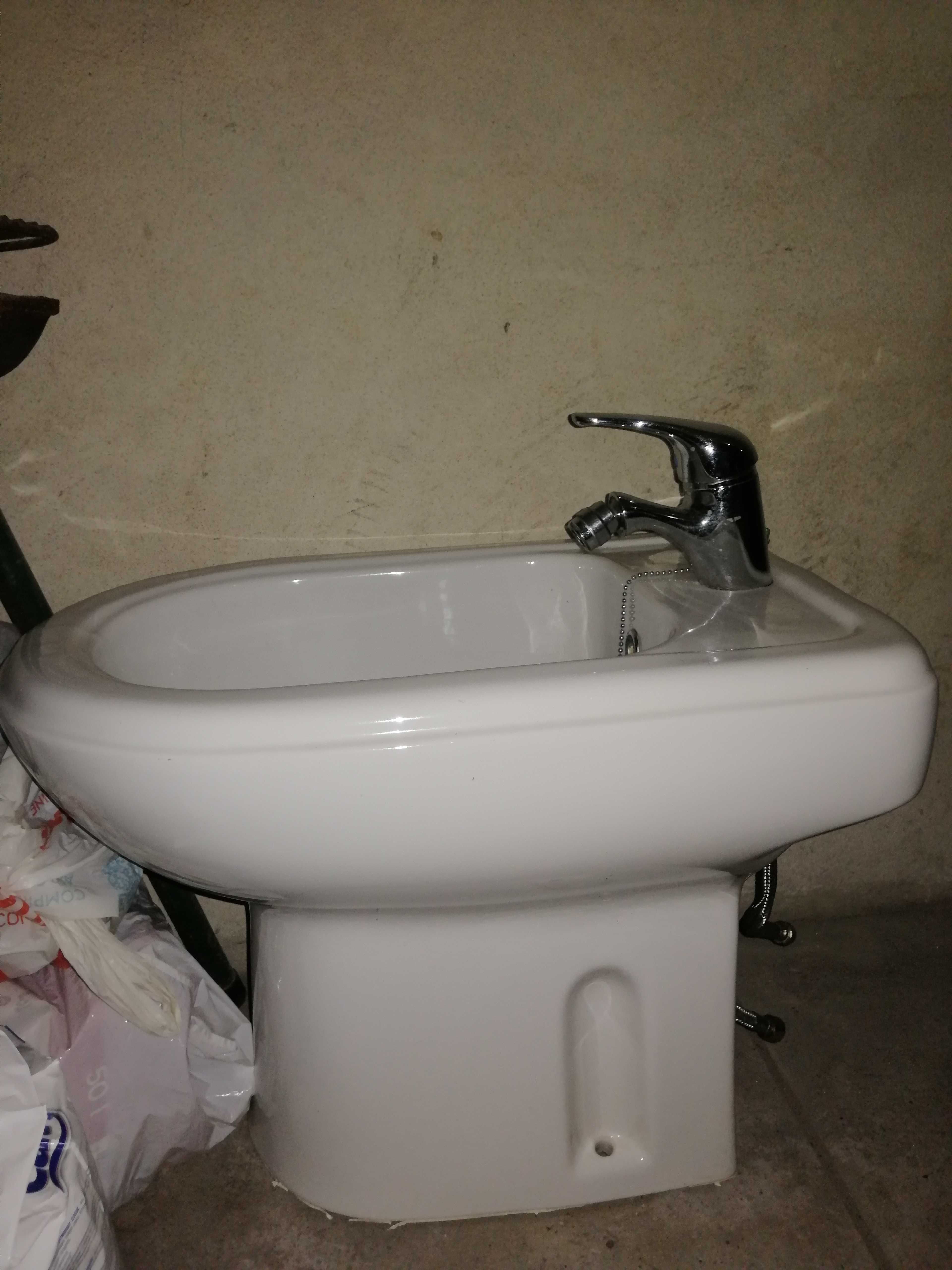 Bidé com torneira