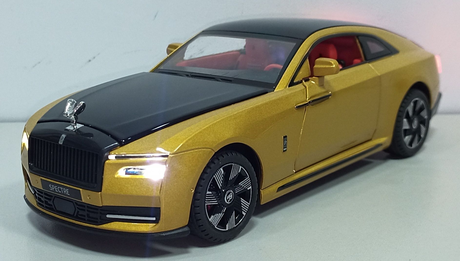Rolls-Royce SPECTRE модель 1:24 NEWAO Toys. Металл, звук, свет.