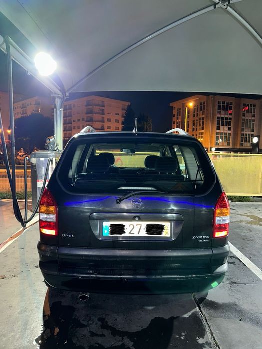Opel zafira.