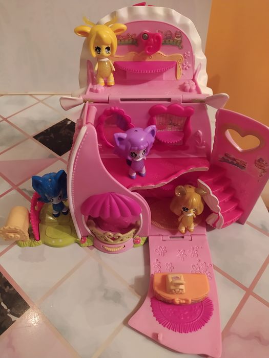 Domek dla lalek z lalkami
