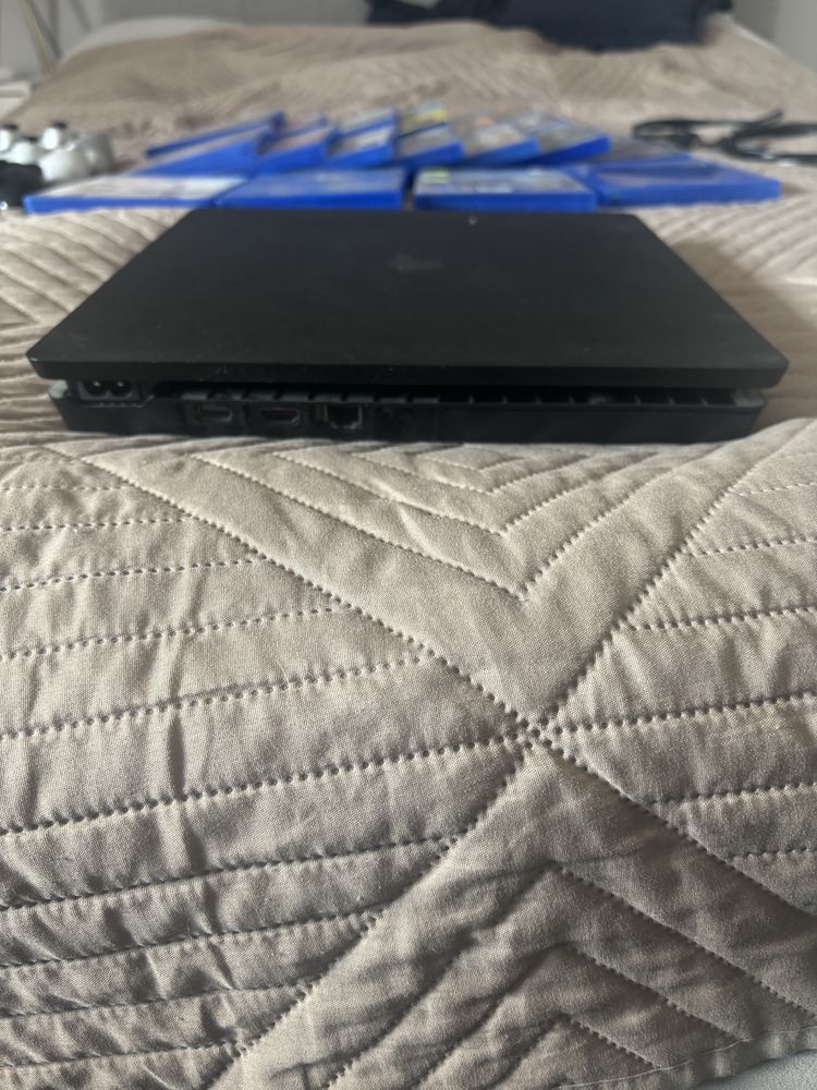 PS4 + 3 pady + 17 gier –  komplet gotowy do grania!