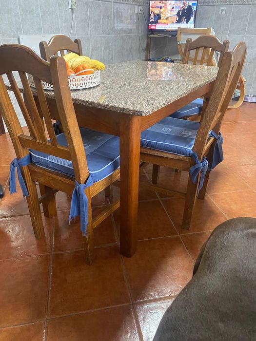 Mesa de madeira com tampo de granito