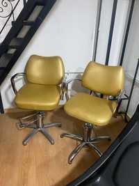 Cadeiras de cabeleireiro profissional douradas confortáveis.