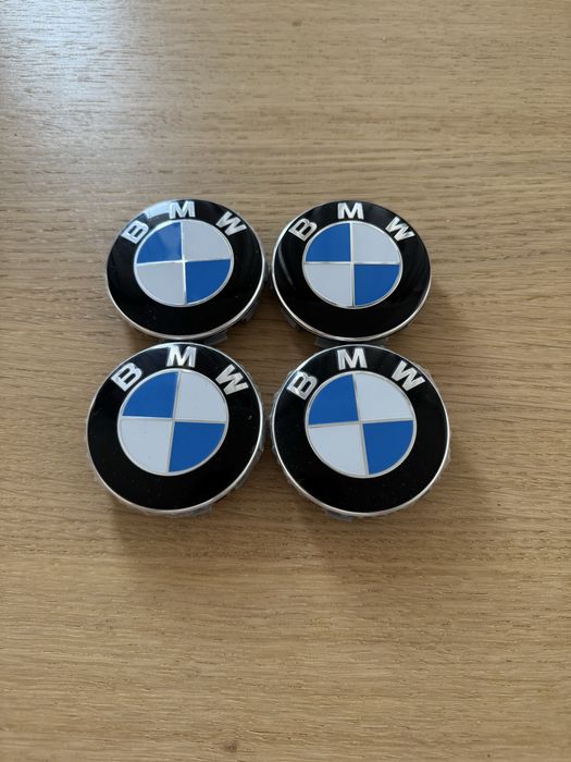 znaczki niebiesko biale 68mm