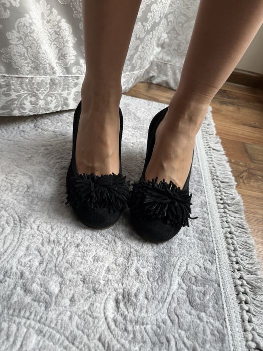 Venezia buty z pomponem na koturnie czarne 39