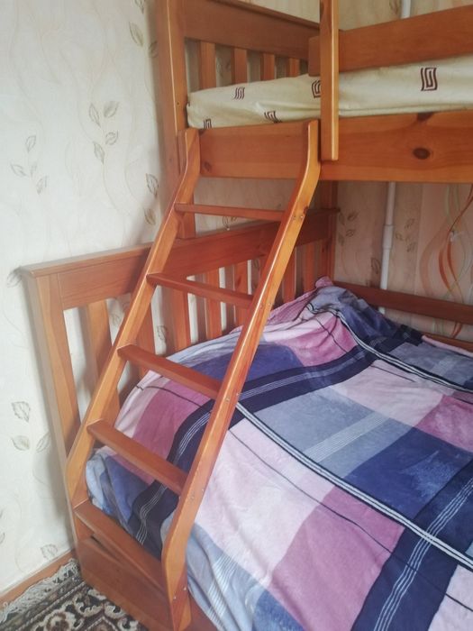 Двохярусная кровать с матрасом,  двуспальная кровать