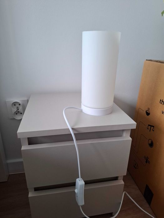 Lampa stołowa biała szklana E14