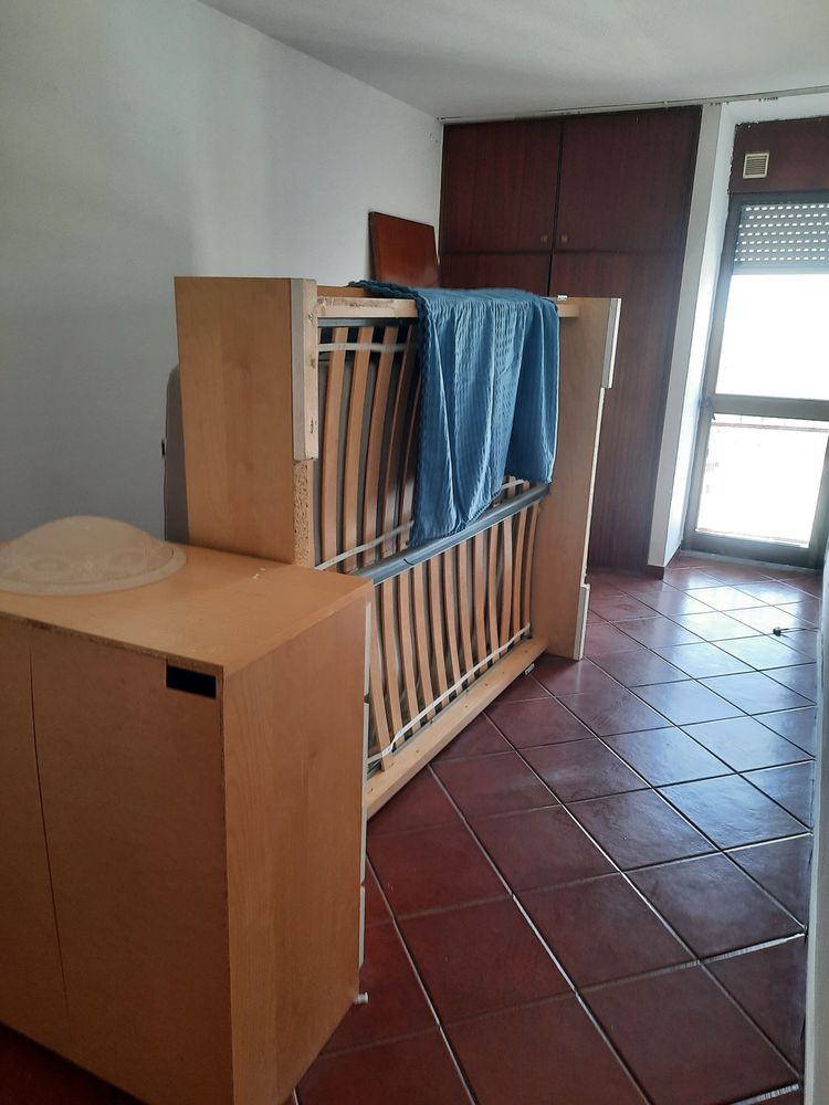 Vendo cama de casal, mesa de cabeceira, estante Ikea etc