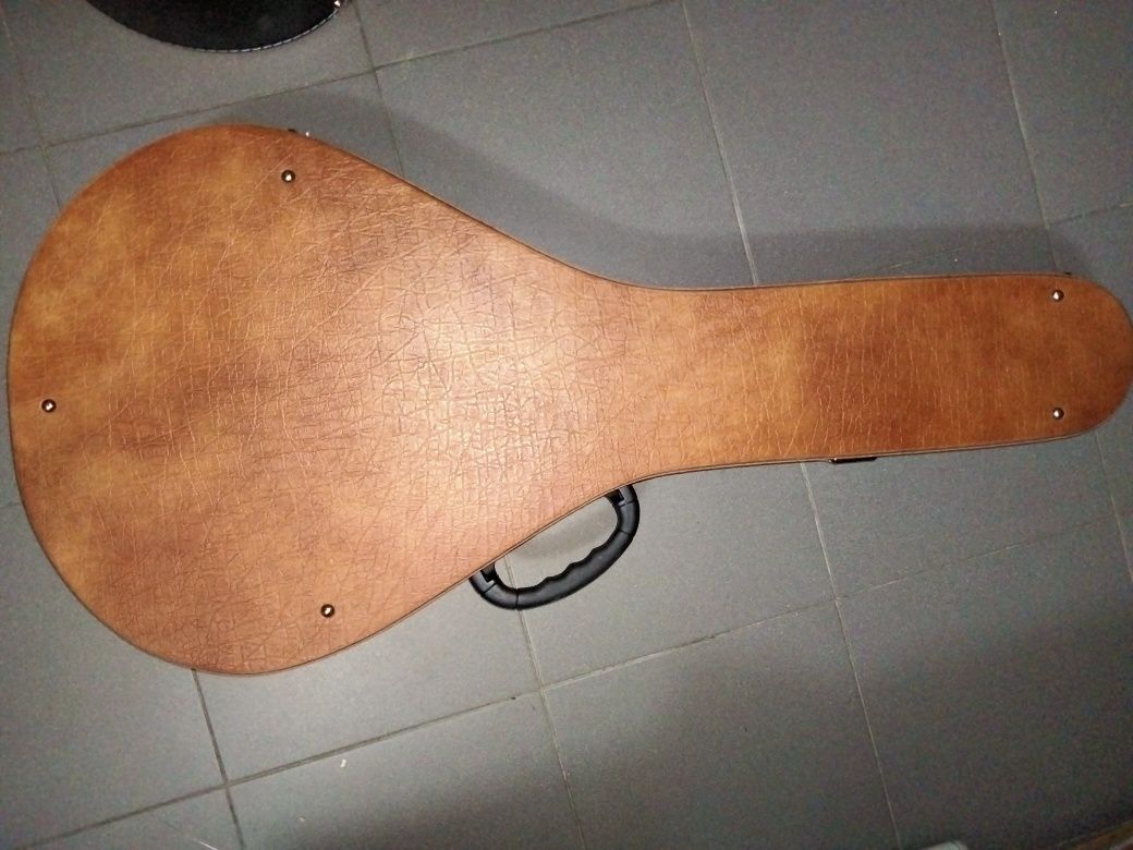 Estojo de guitarra portuguesa de fado.