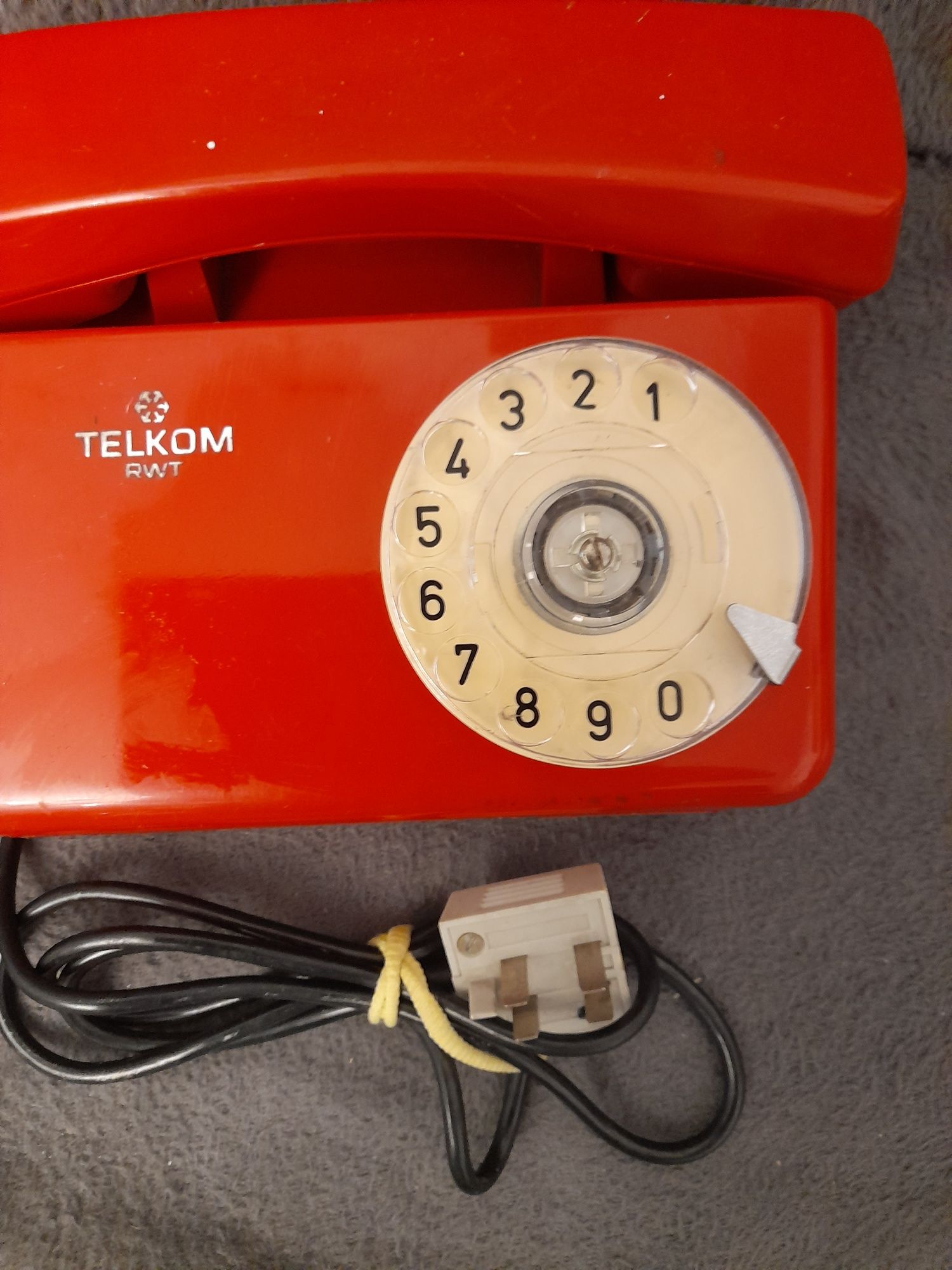 Telefon czerwony z czasów PRL