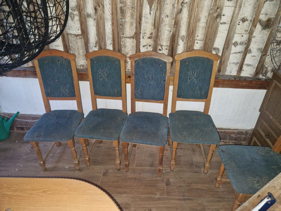 Solidny, masywny zestaw: stół rozkładany + 6 krzeseł.