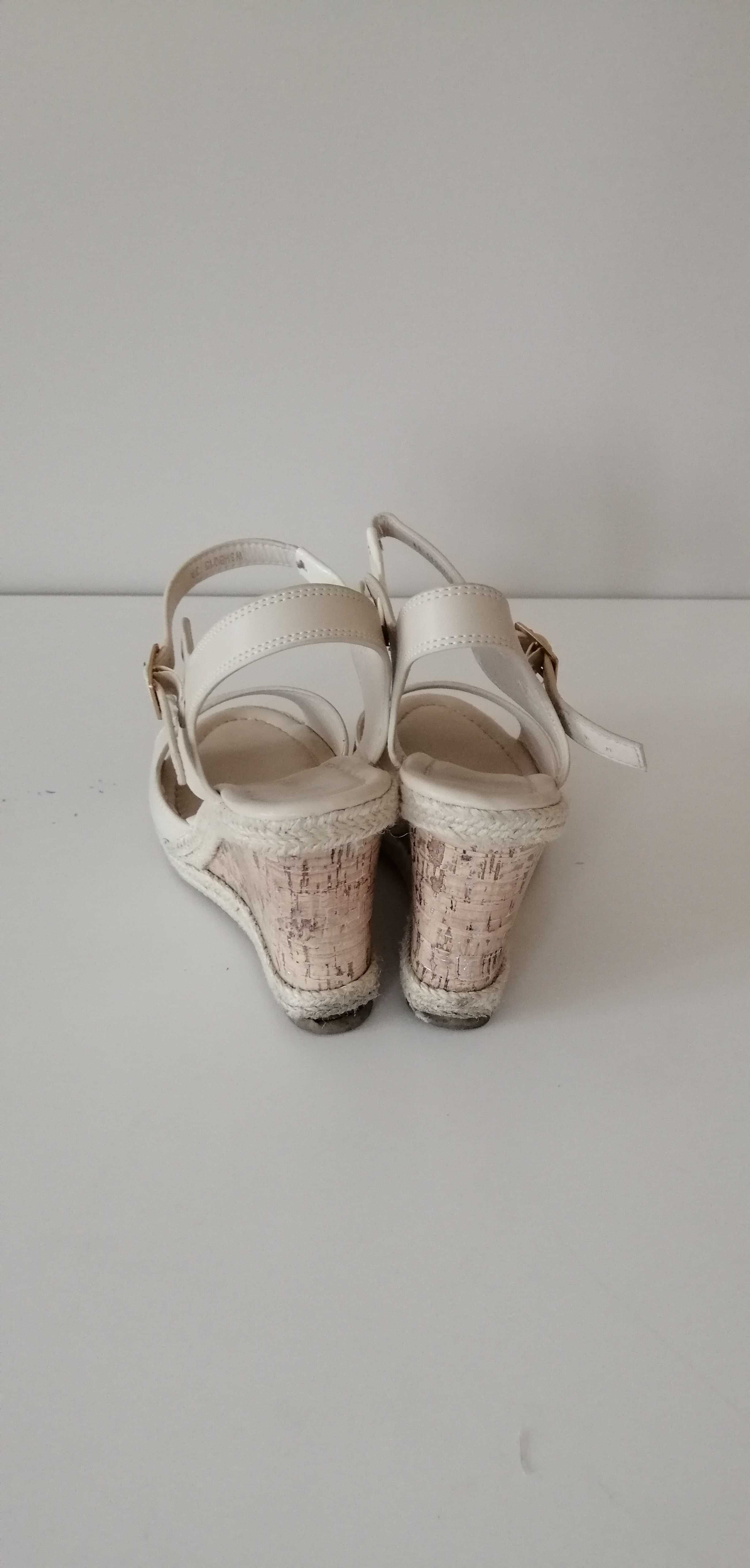kremowe beżowe sandały na koturnie espadryle 39 letnie białe